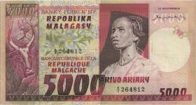 Madagaskar P.66a 5000 Francs = 1000 Ariary (1974) (3) 