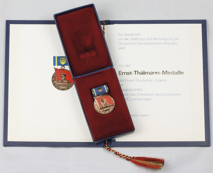 B.2355U Ernst-Thälmann-Medaille mit Blanko-Urkunde 