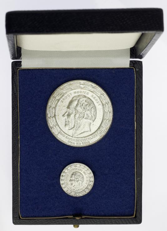 B.3702d Ernst-Moritz-Arndt-Medaille mit Urkunde 